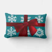 ティール(緑がかった色)スノーフレークモノグラムレッドボウランバーピロー ランバークッション (正面)