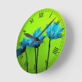 ティール(緑がかった色)ターコイズデイジーオンライムグリーンフラワーズギフト ラウンド壁時計 (傾斜)