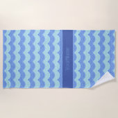 ティール（緑がかった色）ターコイズ王室のブルーホタテ波 ビーチタオル (正面)