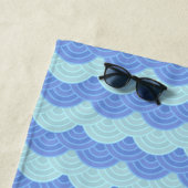 ティール（緑がかった色）ターコイズ王室のブルーホタテ波 ビーチタオル (インサイチュ)