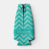 ティール（緑がかった色）ターコイズLGシェブロンティール（緑がかった色）名モノグラム ボトルクーラー (裏面)