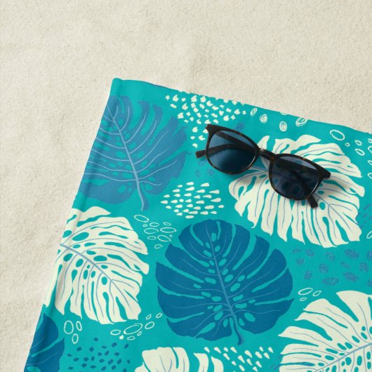 ティール(緑がかった色)ネイビーアンドホワイトコースタルモンステラ名前をカスタムする ビーチタオル (インサイチュ)