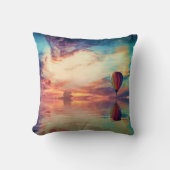 ティール(緑がかった色)パーソナライズされた風光明媚な熱気球サンライズ クッション (正面)