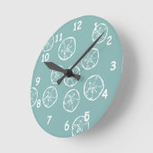 ティール(緑がかった色)ビーチハウスサンドドルシェル小サイズ ラウンド壁時計 (傾斜)