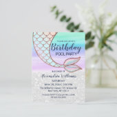ティール(緑がかった色)ピンクグラムグリッターマーメイドテールプール誕生日 インビテーションポストカード (スタンド正面)