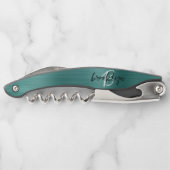 ティール(緑がかった色)フェイクブラシ仕上げ金属モノグラムスクリプト ソムリエナイフ (裏面)