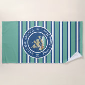 ティール（緑がかった色）ブストライプのル航海のボートネーム帆船 ビーチタオル (正面)