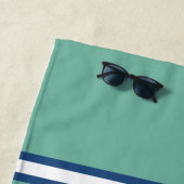 ティール（緑がかった色）ブストライプのル航海のボートネーム帆船 ビーチタオル (インサイチュ)