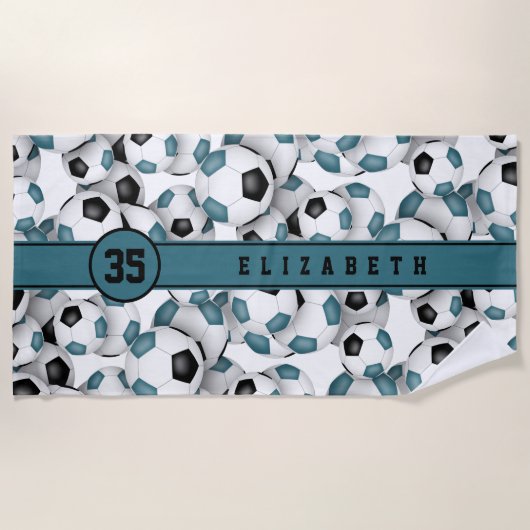 ティール(緑がかった色)ブラックサッカーパタカスタムーン女子の名前 ビーチタオル (正面)