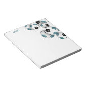 ティール(緑がかった色)ブラックサッカーボールアクセント名前をカスタムする ノートパッド (アングル)