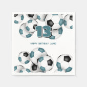 ティール(緑がかった色)ブラックサッカーボールキッズスポーツ誕生日パーティー スタンダードカクテルナプキン (正面)