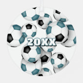 ティール（緑がかった色）ブラックサッカーボールスポーツ記念カップ メタルオーナメント (裏面)