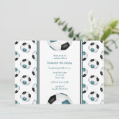 ティール(緑がかった色)ブラックサッカーボールパターン誕生日パーティー 招待状 (スタンド正面)