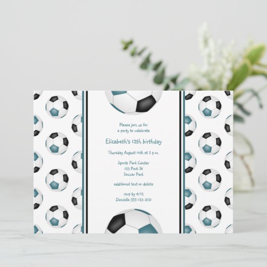 ティール(緑がかった色)ブラックサッカーボールパターン誕生日パーティー 招待状 (スタンド正面)