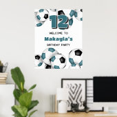 ティール（緑がかった色）ブラックサッカーボール女の子の男の子の誕生日パーティー ポスター (ホームオフィス)