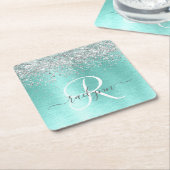 ティール（緑がかった色）ブラッシュメタル銀グリッターモノグラム名 スクエアペーパーコースター (アングル)