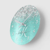 ティール（緑がかった色）ブラッシュメタル銀グリッターモノグラム名 ラウンド壁時計 (傾斜)