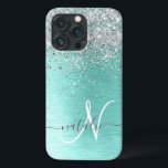 ティール（緑がかった色）ブラッシュメタル銀グリッターモノグラム名 iPhone 13 PROケース<br><div class="desc">簡単にパーソナライズこのトレンディーシックな電話ケースデザインかわいらしは銀のグリッターをティール（緑がかった色）ブラシ付き金属背景に搭載すきらめくる。</div>