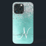 ティール（緑がかった色）ブラッシュメタル銀グリッターモノグラム名 iPhone 13 PROケース<br><div class="desc">簡単にパーソナライズこのトレンディーシックな電話ケースデザインかわいらしは銀のグリッターをティール（緑がかった色）ブラシ付き金属背景に搭載すきらめくる。</div>