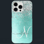 ティール（緑がかった色）ブラッシュメタル銀グリッターモノグラム名 iPhone 16 PRO MAXケース<br><div class="desc">簡単にパーソナライズこのトレンディーシックな電話ケースデザインかわいらしは銀のグリッターをティール（緑がかった色）ブラシ付き金属背景に搭載すきらめくる。</div>