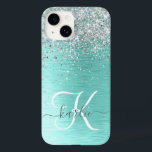 ティール（緑がかった色）ブラッシュメタル銀グリッターモノグラム名 Case-Mate iPhone 14ケース<br><div class="desc">簡単にパーソナライズこのトレンディーシックな電話ケースデザインかわいらしは銀のグリッターをティール（緑がかった色）ブラシ付き金属背景に搭載すきらめくる。</div>
