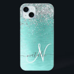 ティール（緑がかった色）ブラッシュメタル銀グリッターモノグラム名 iPhone 15 MINIケース<br><div class="desc">簡単にパーソナライズこのトレンディーシックな電話ケースデザインかわいらしは銀のグリッターをティール（緑がかった色）ブラシ付き金属背景に搭載すきらめくる。</div>