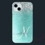 ティール（緑がかった色）ブラッシュメタル銀グリッターモノグラム名 iPhone 15 MINIケース<br><div class="desc">簡単にパーソナライズこのトレンディーシックな電話ケースデザインかわいらしは銀のグリッターをティール（緑がかった色）ブラシ付き金属背景に搭載すきらめくる。</div>