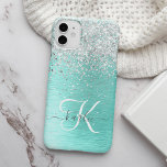ティール（緑がかった色）ブラッシュメタル銀グリッターモノグラム名 iPhone 14ケース<br><div class="desc">簡単にパーソナライズこのトレンディーシックな電話ケースかわいらしデザインは、ティール（緑がかった色）のブラッきらめくド金属の背景に銀のフェイクグリッターを搭載した。</div>