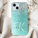 ティール（緑がかった色）ブラッシュメタル銀グリッターモノグラム名 iPhone 15ケース<br><div class="desc">簡単にパーソナライズこのトレンディーシックな電話ケースデザインかわいらしは銀のグリッターをティール（緑がかった色）ブラシ付き金属背景に搭載すきらめくる。</div>