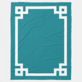 ティール（緑がかった色）ブルーとホワイトギリシャ鍵縁ど フリースブランケット (正面)