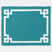 ティール（緑がかった色）ブルーとホワイトギリシャ鍵縁ど フリースブランケット (正面(横))