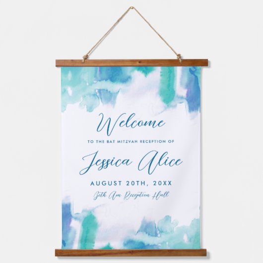 ティール(緑がかった色)ブルーウォーターカラー絞り染めバルミツワーウェルカム 吊り下げ型タペストリー (正面)