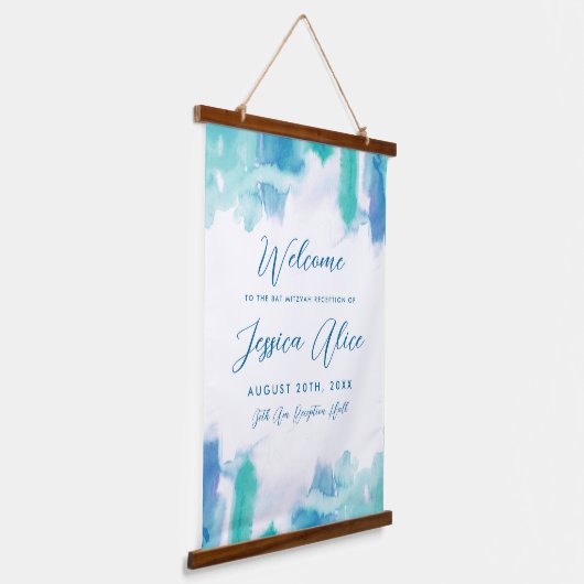 ティール(緑がかった色)ブルーウォーターカラー絞り染めバルミツワーウェルカム 吊り下げ型タペストリー (傾斜あり)