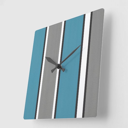 ティール（緑がかった色）ブルーグレーと白ストライプのモダン スクエア壁時計 (傾斜)