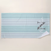 ティール（緑がかった色）ブルーグレーストライプズモノグラム ビーチタオル (正面)