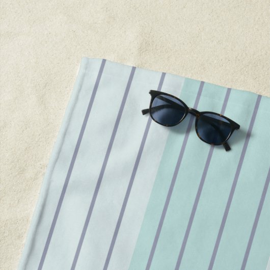 ティール（緑がかった色）ブルーグレーストライプズモノグラム ビーチタオル (インサイチュ)