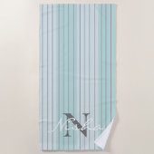 ティール（緑がかった色）ブルーグレーストライプズモノグラム ビーチタオル (正面)