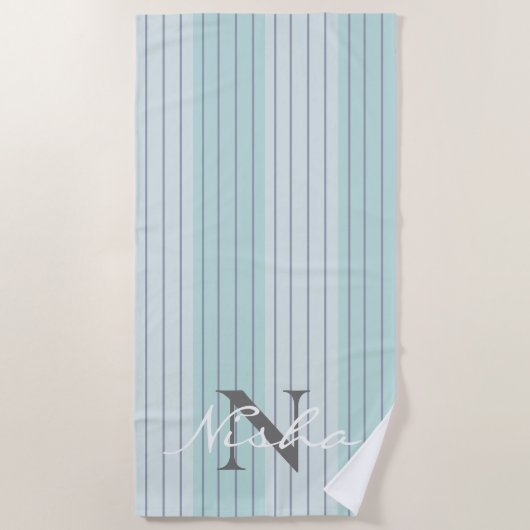 ティール（緑がかった色）ブルーグレーストライプズモノグラム ビーチタオル (正面)