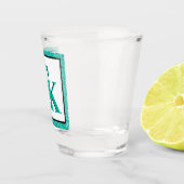 ティール（緑がかった色）ブルースタイリッシュグリッターグラムモノグラムイニシャル ショットグラス (右)