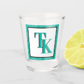 ティール(緑がかった色)ブルースタイリッシュグリッターグラムモノグラムイニシャル ショットグラス (正面)