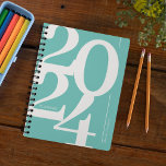 ティール（緑がかった色）ブルータイポグラフィ2024 プランナー手帳<br><div class="desc">ティール（緑がかった色）ブルーの背景を持つミニマルな年間プランナー、大規模なセリフフォントデザインの年"2024"とあなたの名前。</div>
