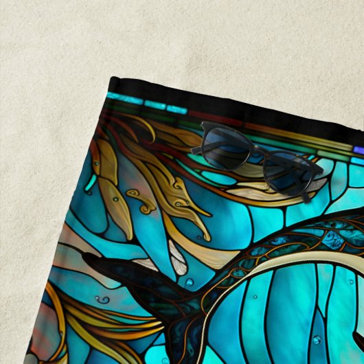 ティール(緑がかった色)ブルードルフィンルックオブステンドグラス ビーチタオル (インサイチュ)