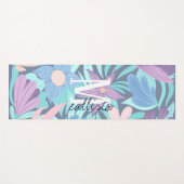 ティール(緑がかった色)ブルーピンクフローライラストレーションモノグラム ヨガマット (正面(横))