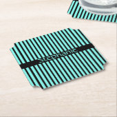 ティール(緑がかった色)ブルーブラックベビーシャワー名前をカスタムするストライプ ペーパーコースター (アングル)
