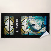 ティール(緑がかった色)ブルーホワイトドルフィンルックオブステンドグラス ビーチタオル (正面)