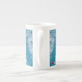 ティール（緑がかった色）ブルーホワイト抽象芸術のパーソナライズ ボーンチャイナマグカップ (裏面)