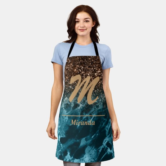 ティール（緑がかった色）ブルーマーブルグリッターモノグラムパーソナライズされた エプロン (着用した状態)