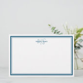 ティール(緑がかった色)ブルーミニマルシンプルリストモノグラム縁ど2 便箋 (スタンド正面)