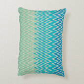 ティール（緑がかった色）ブルー、ターコイズ、グリーンジガグ アクセントクッション (裏面(縦))