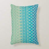 ティール（緑がかった色）ブルー、ターコイズ、グリーンジガグ アクセントクッション (正面(垂直))